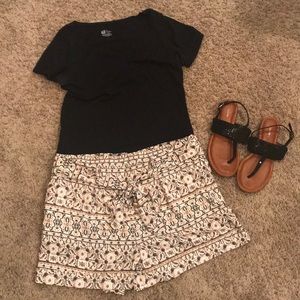 Ladies shorts with belt
